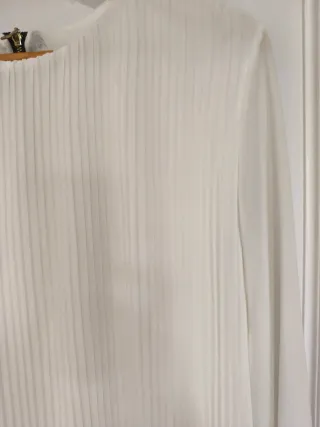 Blusa blanca de manga larga con plisados