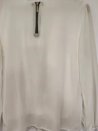 Blusa blanca de manga larga con plisados