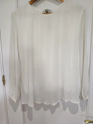 Blusa blanca de manga larga con plisados