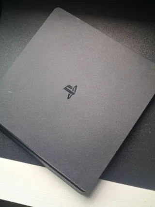 Console PS4 + 3 Giochi