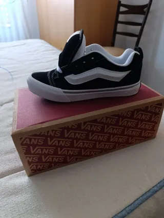 Zapatillas Vans Negras y Blancas Nuevas