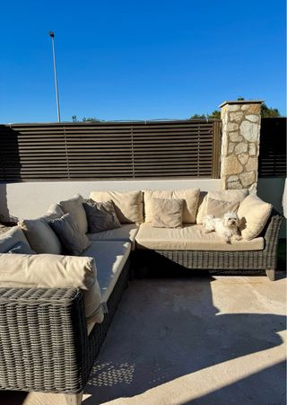 Set de sofás modulares de terraza beige y gris.