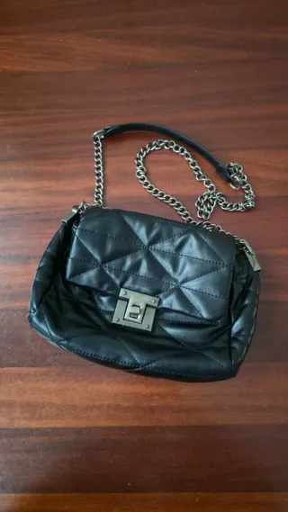 Bolso negro acolchado Stradivarius