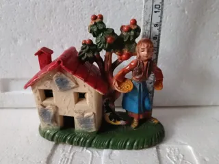 Pastorella presepe con casa e albero