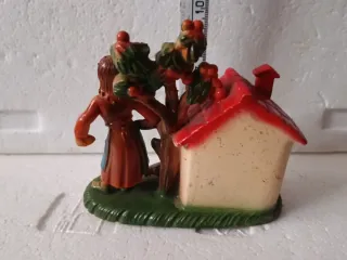 Pastorella presepe con casa e albero