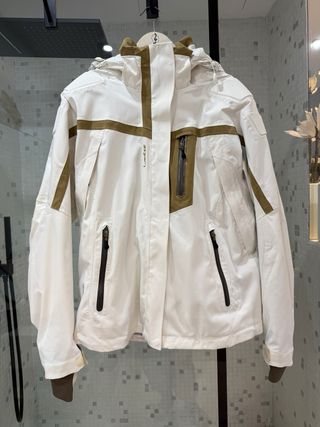 Chaqueta de nieve Wedze blanca y dorada