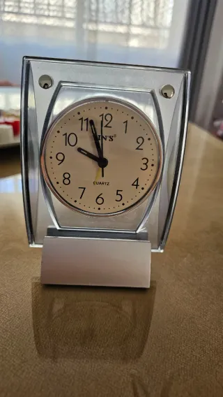 Reloj despertador de mesa