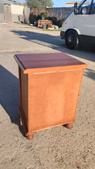 Mesita de noche de madera con 3 cajones