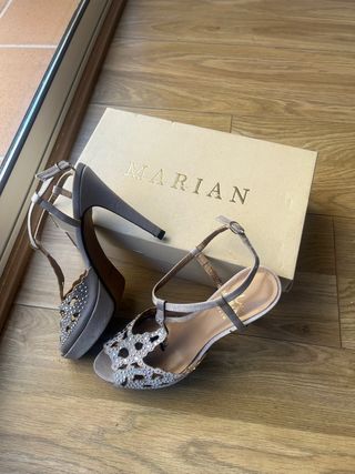 Sandalias MARIAN satén gris con pedrería