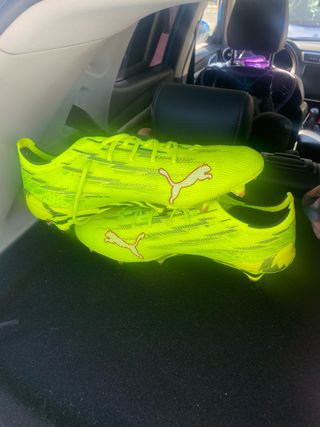 Botas de fútbol Puma verdes y amarillas