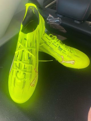 Botas de fútbol Puma verdes y amarillas