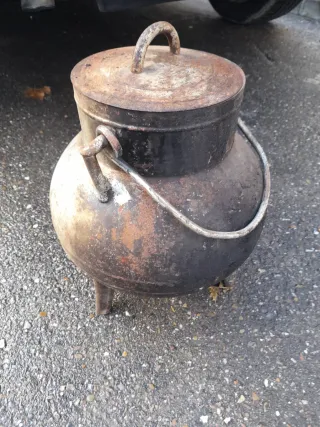 Olla antigua de hierro fundido con patas
