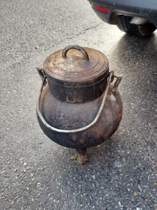 Olla antigua de hierro fundido con patas