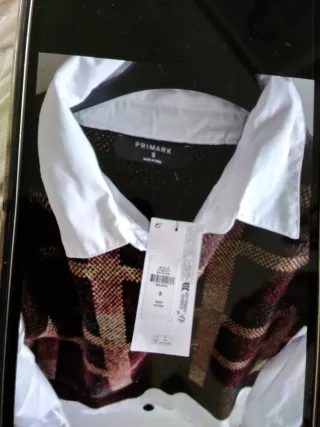 Chaleco de punto con camisa blanca