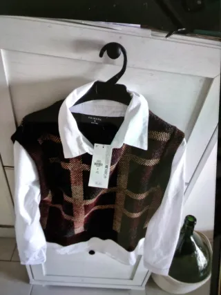 Chaleco de punto con camisa blanca