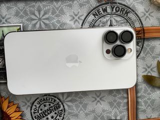 iPhone 13 Pro Max 256GB con funda decorada