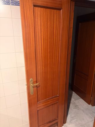 Puerta de madera para baño