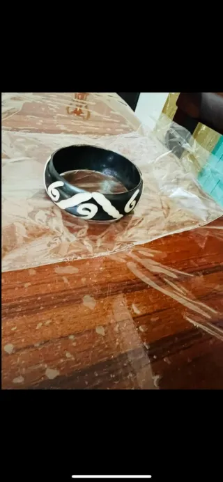 Bracciale nero con decorazioni bianche