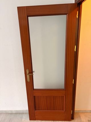 Puerta de salón madera con cristal