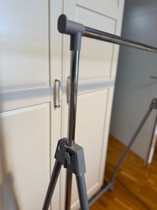 Perchero Metálico con Ruedas