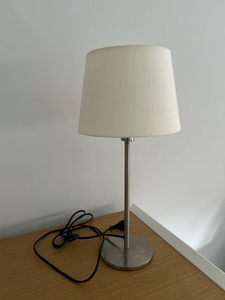 Lámpara de mesa con pantalla en blanco.