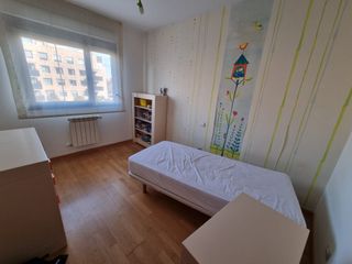 Muebles madera maciza cuarto infantil