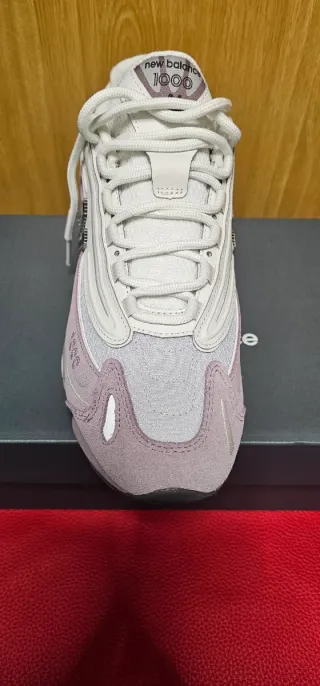 Zapatillas New Balance 1000 lila y blanco