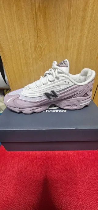 Zapatillas New Balance 1000 lila y blanco