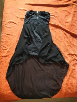 Vestido de noche negro sin tirantes