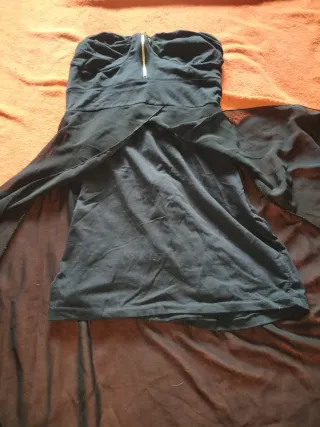 Vestido de noche negro sin tirantes
