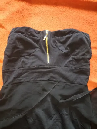 Vestido de noche negro sin tirantes