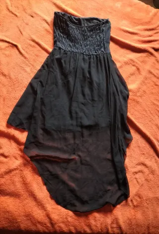 Vestido de noche negro sin tirantes