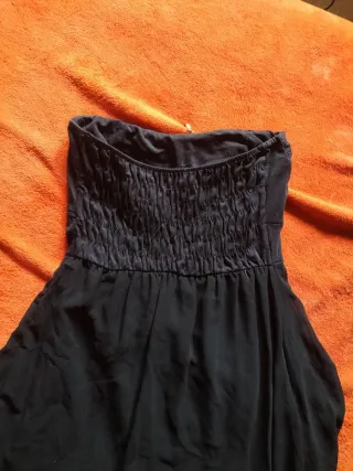 Vestido de noche negro sin tirantes
