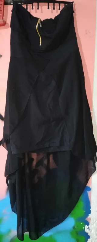 Vestido de noche negro sin tirantes