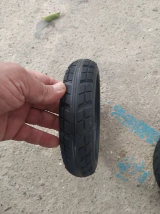 2 Neumáticos Patinete: 1 Macizo, 1 Con Cámara