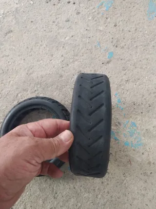 2 Neumáticos Patinete: 1 Macizo, 1 Con Cámara