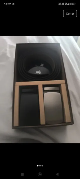 Cinturón de piel con hebilla plateada