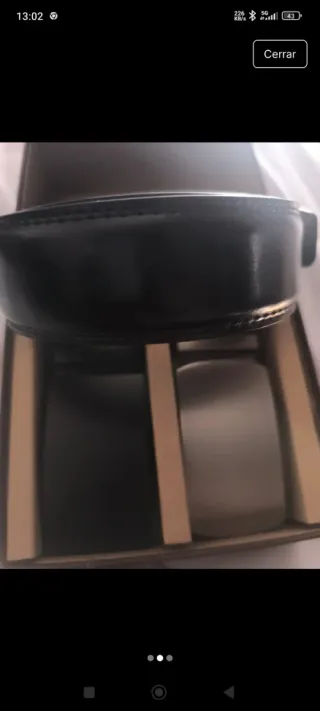 Cinturón de piel con hebilla plateada