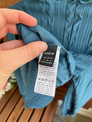 Camiseta cuello alto azul verdoso elegante