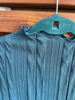 Camiseta cuello alto azul verdoso elegante