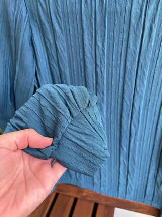 Camiseta cuello alto azul verdoso elegante