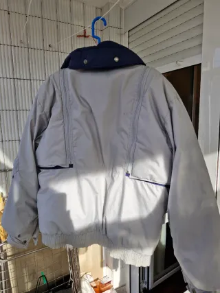 Cazadora de plumas azul y gris