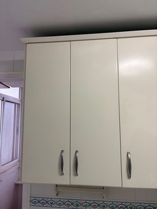 Módulos de cocina blancos y plateados