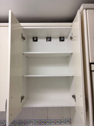 Módulos de cocina blancos y plateados