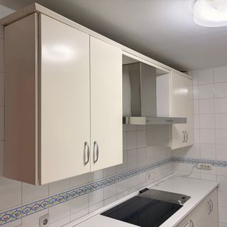 Módulos de cocina blancos y plateados