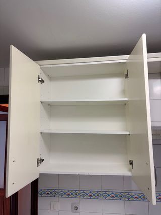 Módulos de cocina blancos y plateados