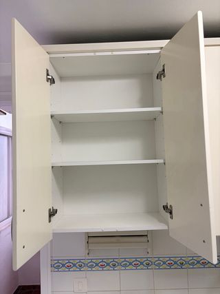 Módulos de cocina blancos y plateados