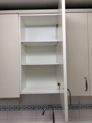 Módulos de cocina blancos y plateados