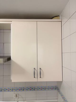 Módulos de cocina blancos y plateados