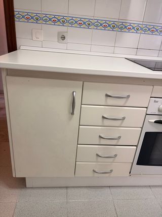 Módulos de cocina blancos y plateados